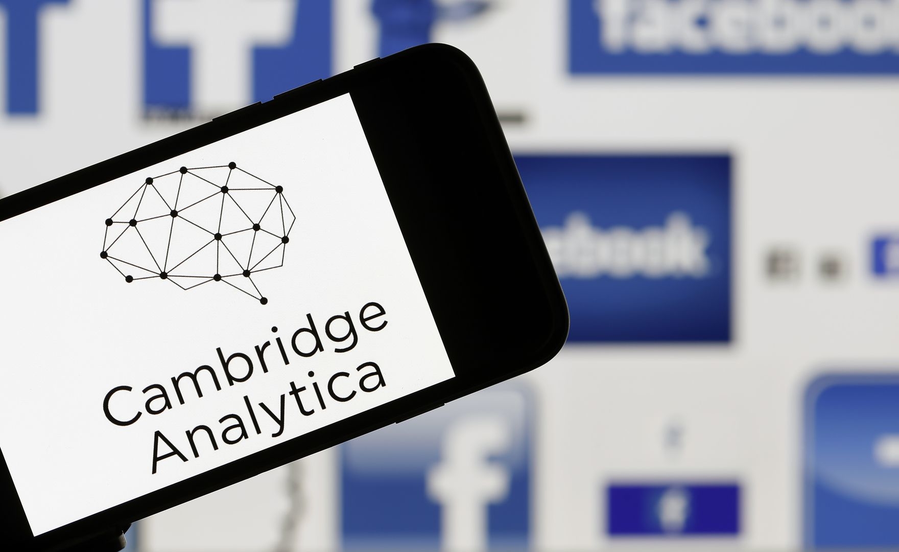 Facebook, arriva il conto per il caso Cambridge Analytica: multa da 5 miliardi di dollari!