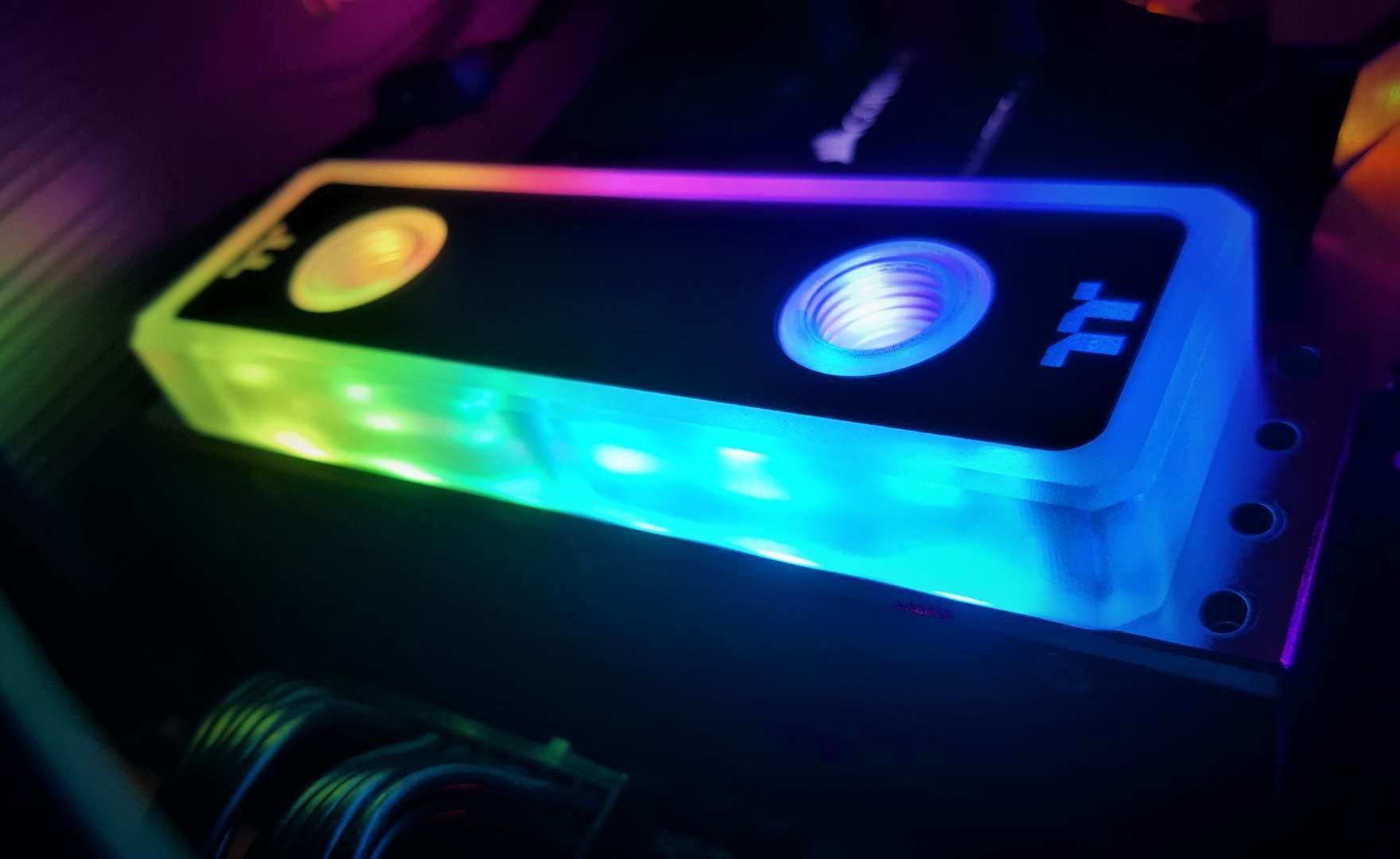 Thermaltake, un kit di memoria DDR4 con raffreddamento a liquido