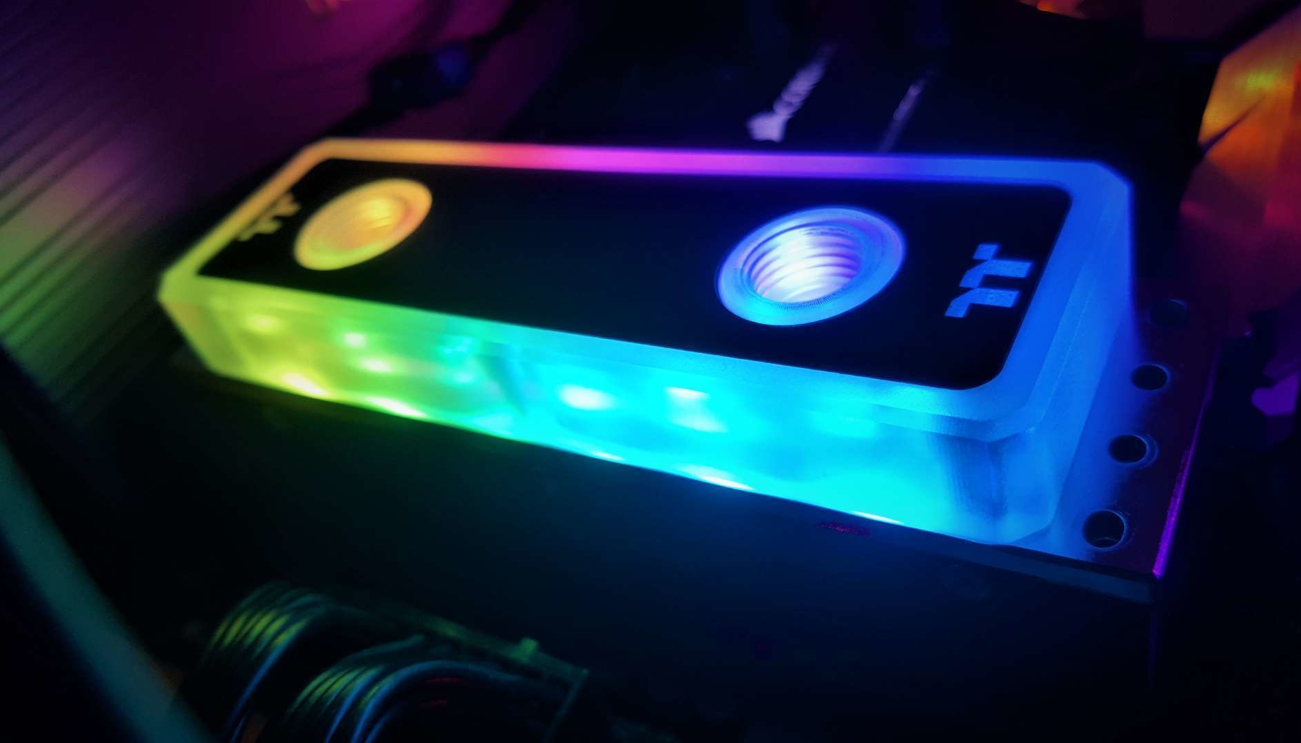 Thermaltake, un kit di memoria DDR4 con raffreddamento a liquido