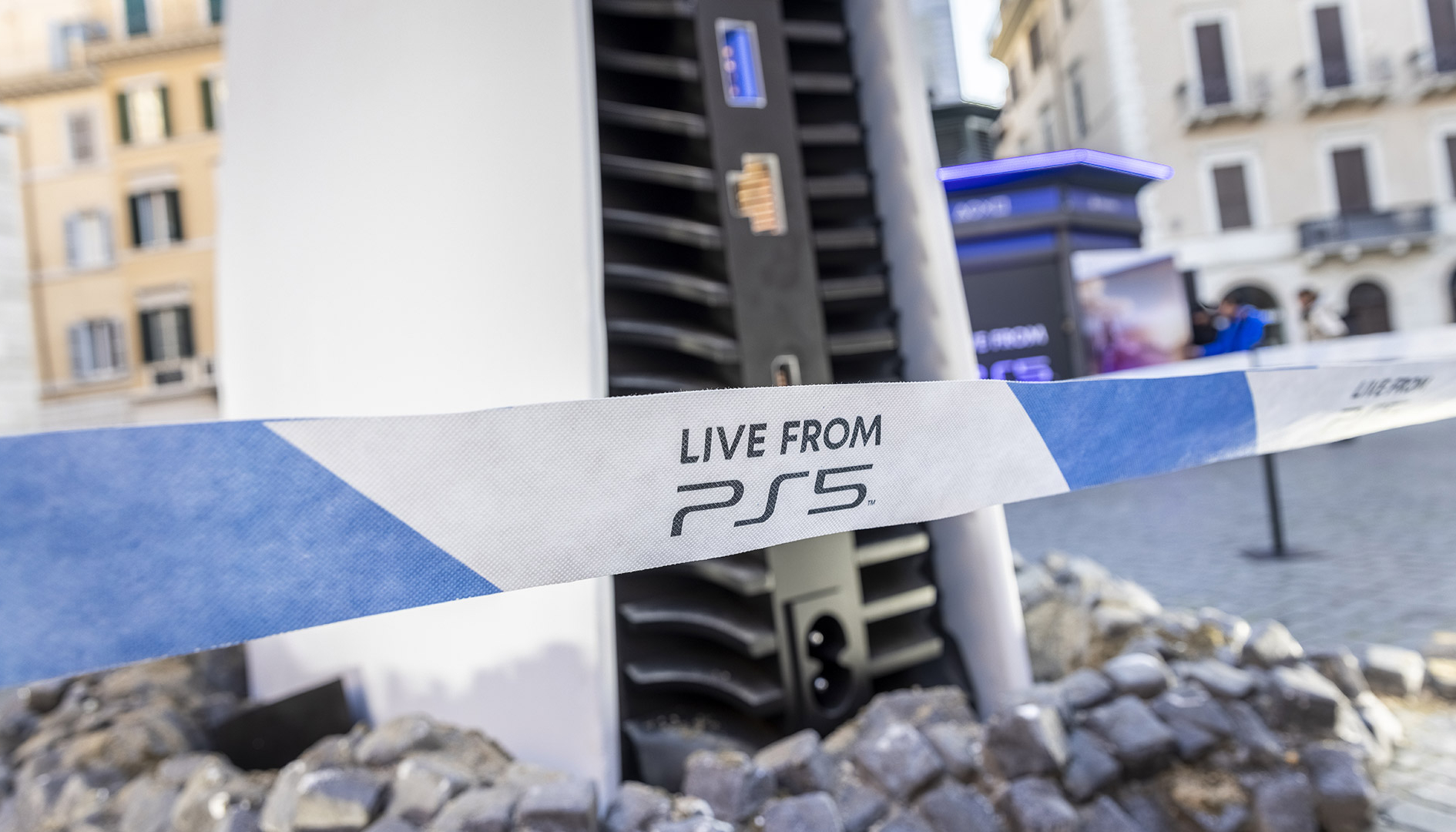 Una PS5 gigante è stata installata a Roma