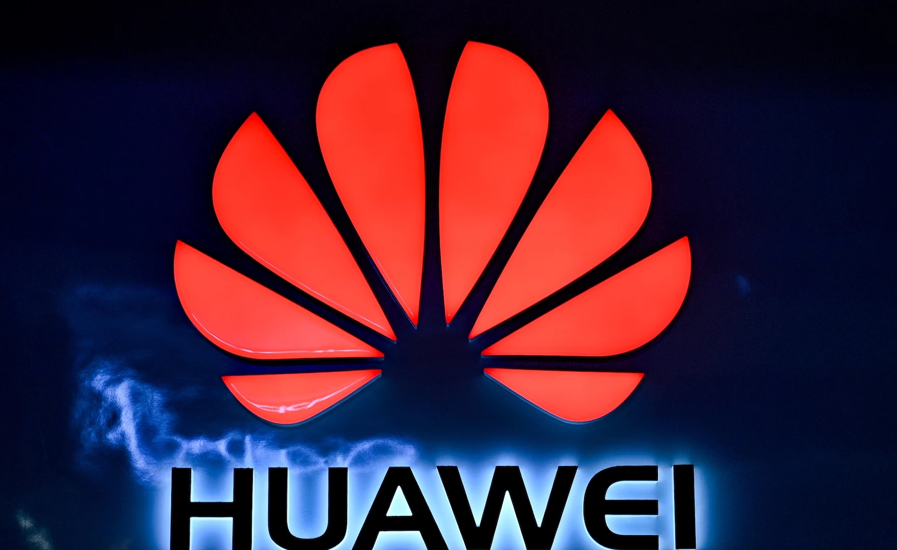 Huawei inaugura il suo più grande store europeo e dimostra di essere ancora in pista