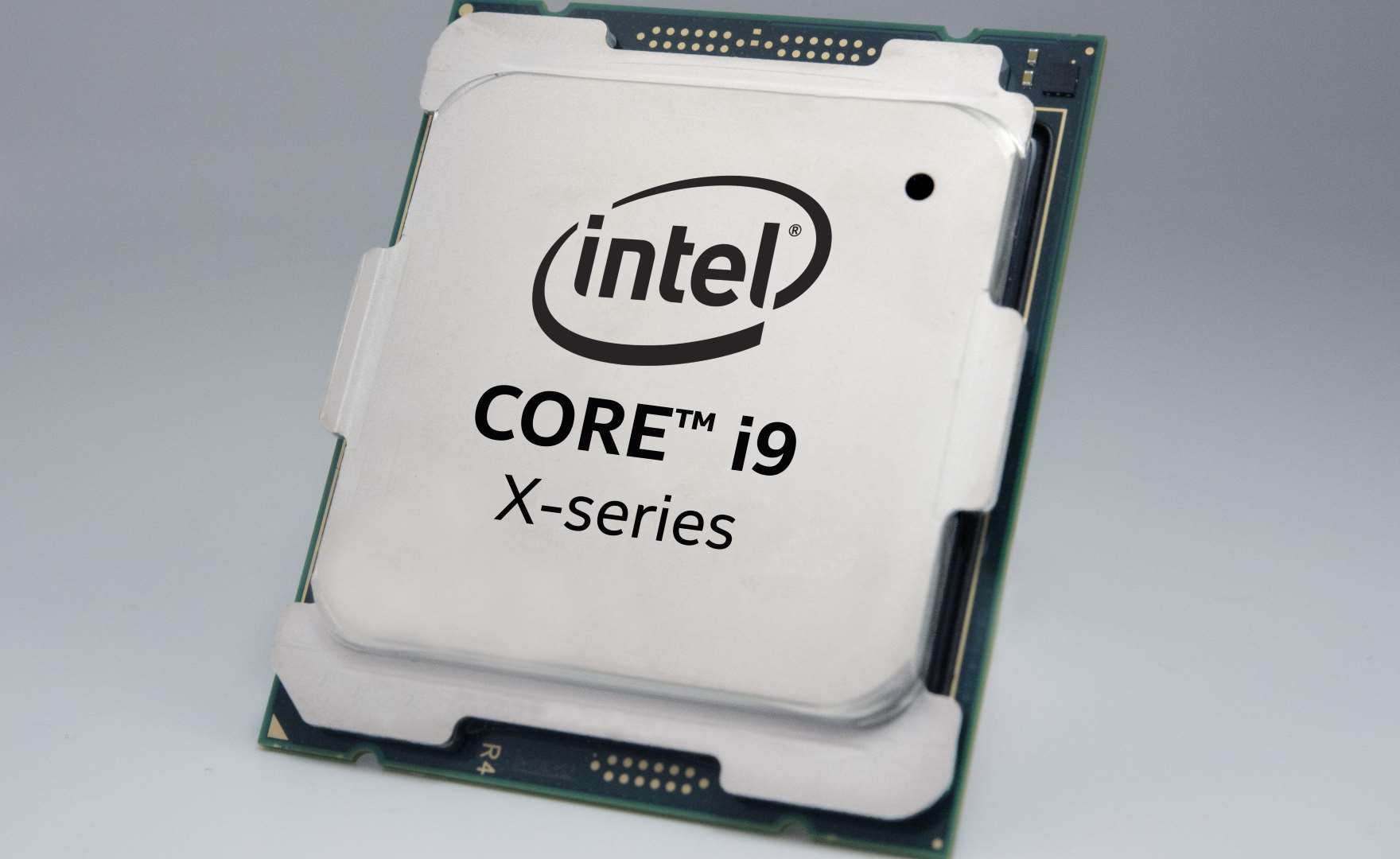 Intel Core i9-10980XE, 5,1 GHz con 18 core attivi e dissipatore a liquido “standard”