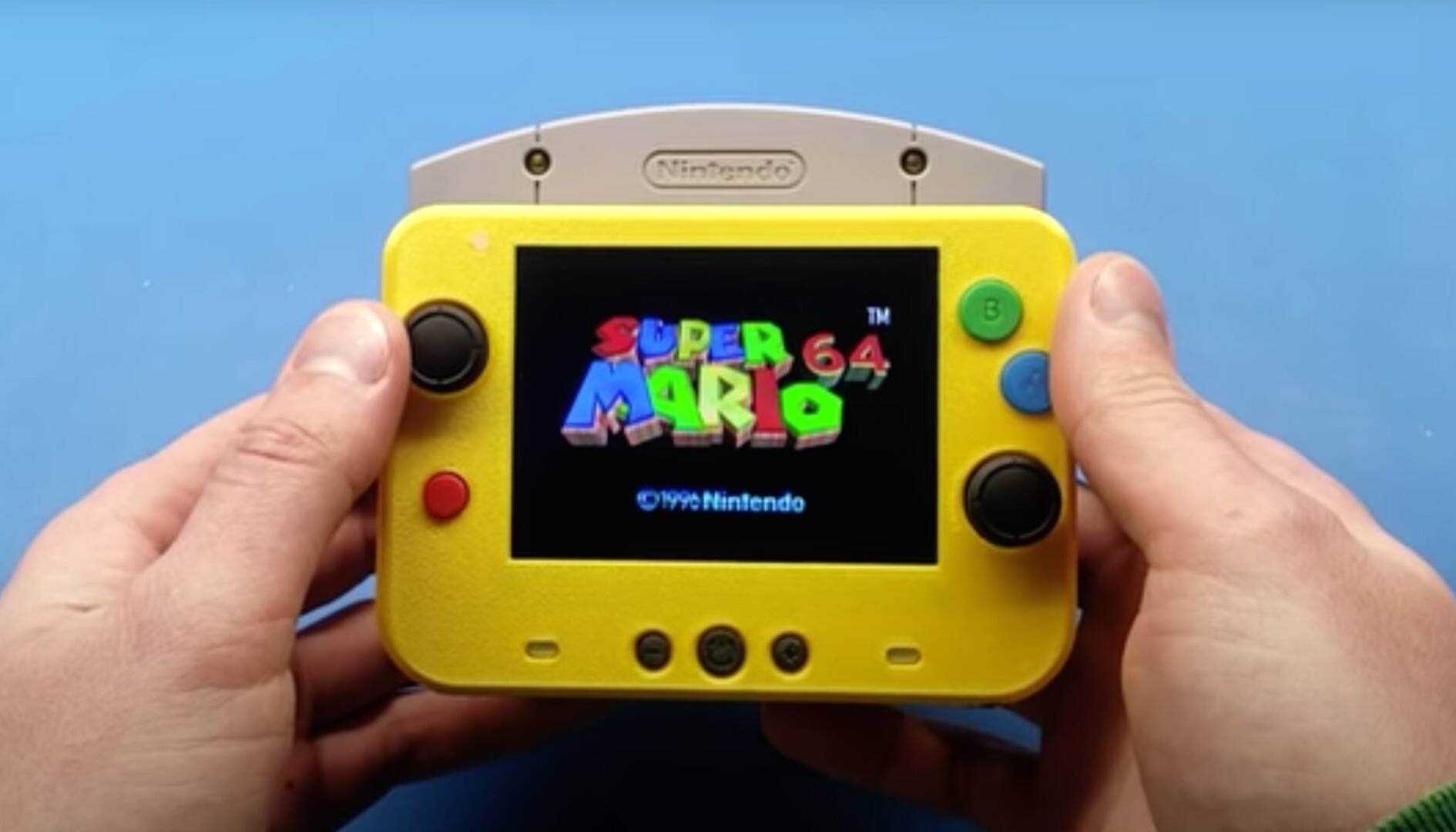 Nintendo 64: un modder lo trasforma in una mini console portatile