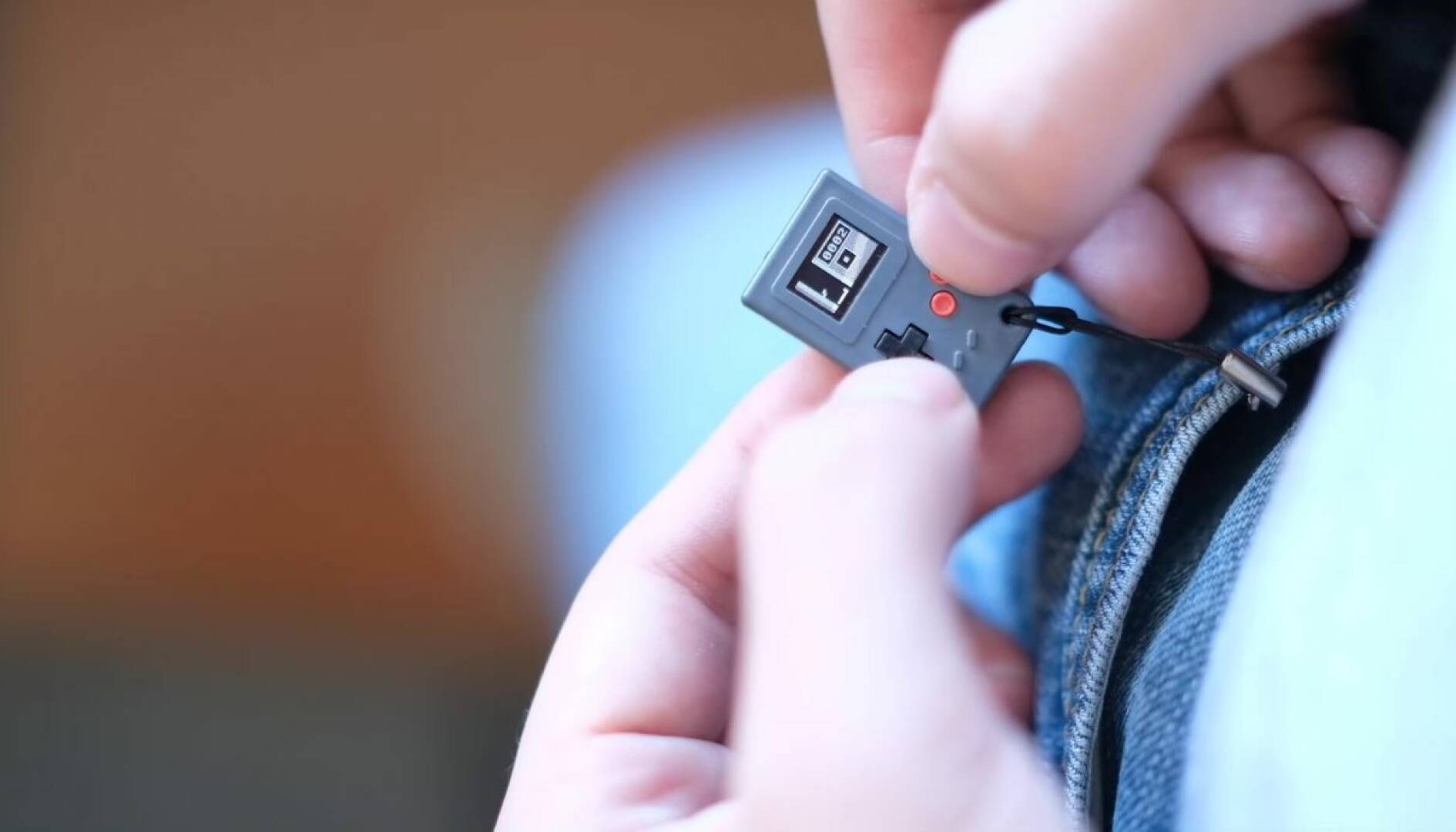 Game Boy Micro battutto: Atom è la console più piccola del mondo