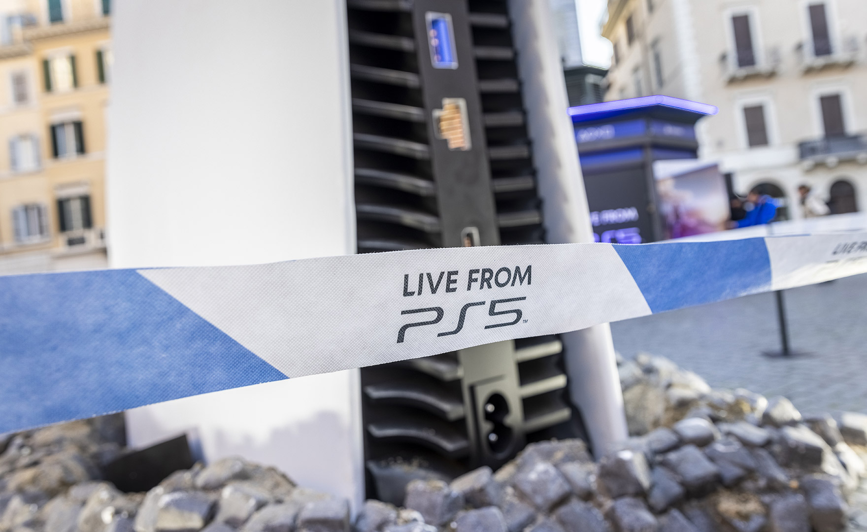 Una PS5 gigante è stata installata a Roma