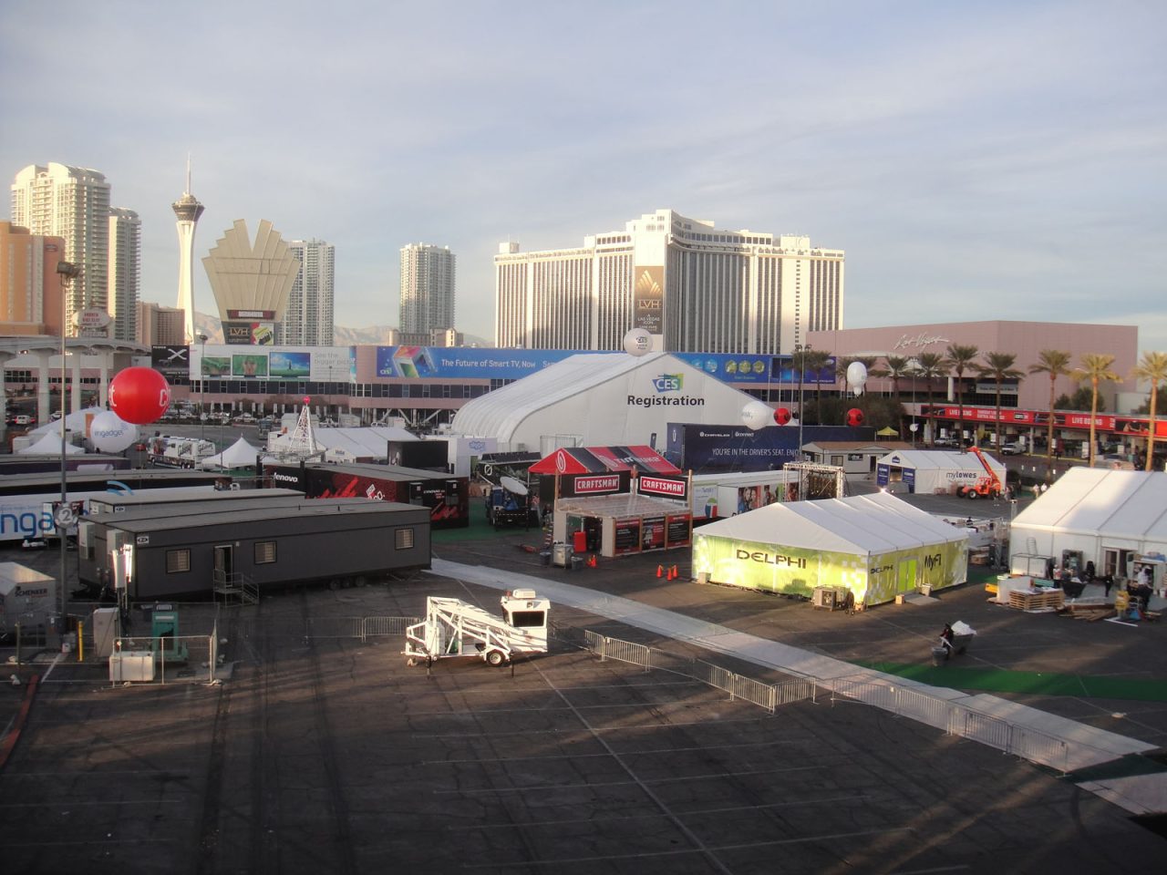 Gli spazi esterni del CES di Las Vegas in allestimento, fiera a cui Sony non parteciperà nel 2027