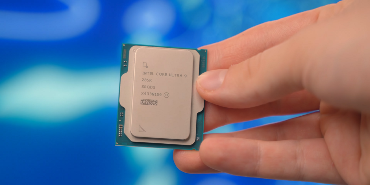 Un processore Intel Core Ultra tenuto in mano, in attesa di Intel Nova Lake