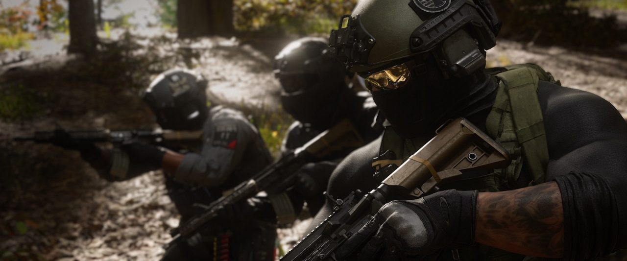 Squadra di soldati in un bosco in Modern Warfare 4 su PC