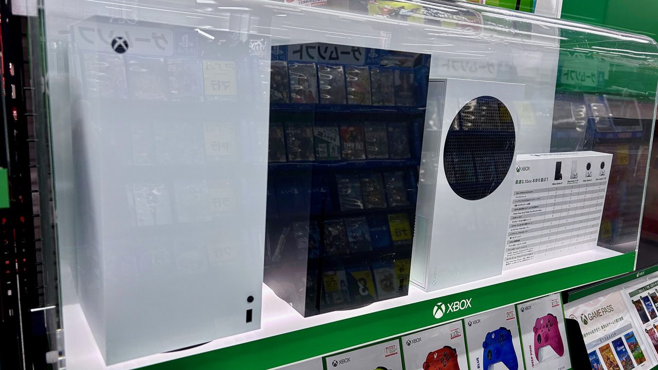 Xbox Series X e Series S in negozio accanto ai giochi su disco convertibili con Xbox Disc to Digital