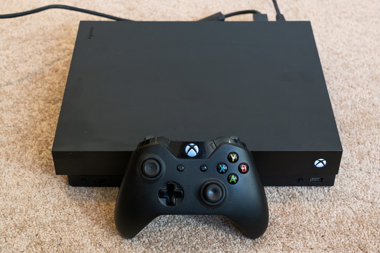 Xbox One X con controller, compatibile con Xbox Disc to Digital
