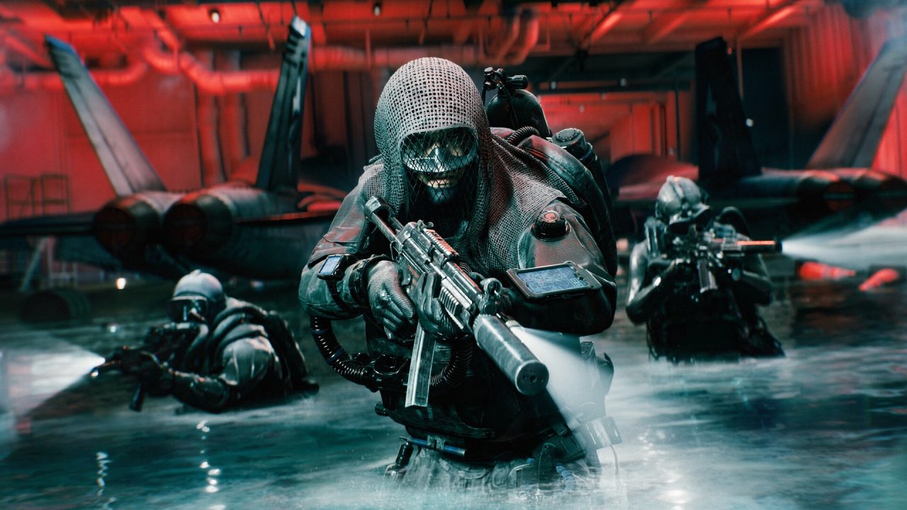 Battlefield 6 Game Pass: soldati con maschera avanzano nell'acqua in un hangar