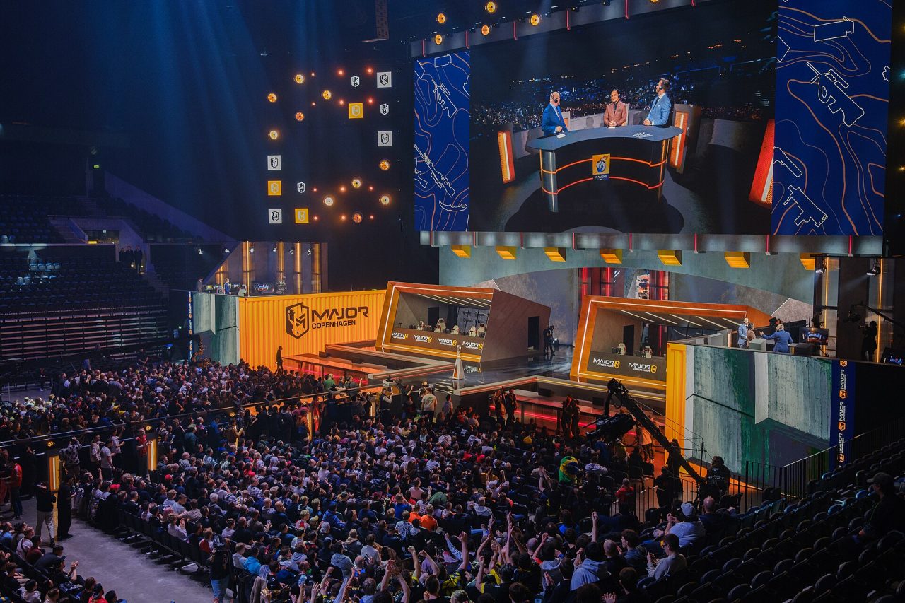 Cheater CS2: il palco del PGL CS2 Major di Copenaghen 2024 con il pubblico