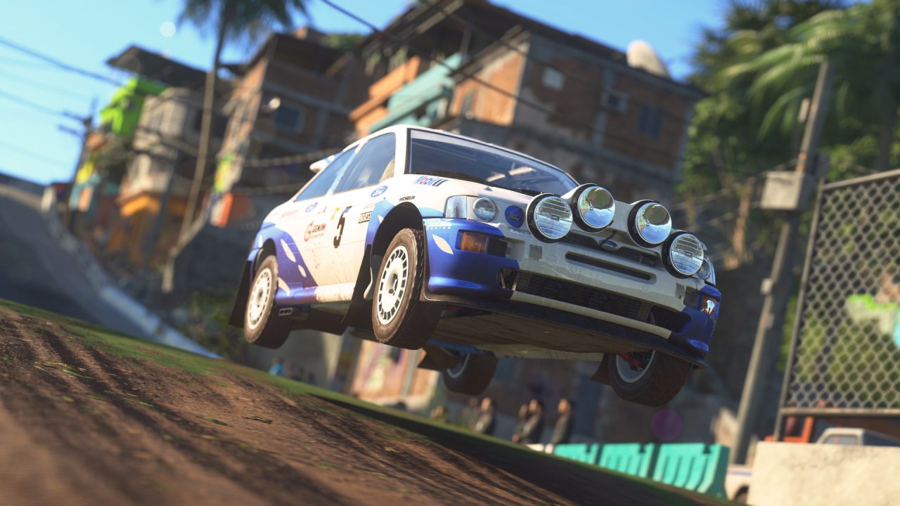 Platino di DiRT 5: una rally car in salto in una favela