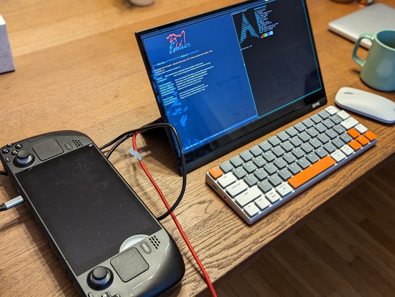 Steam Deck collegato a un monitor, piattaforma Steam in crescita