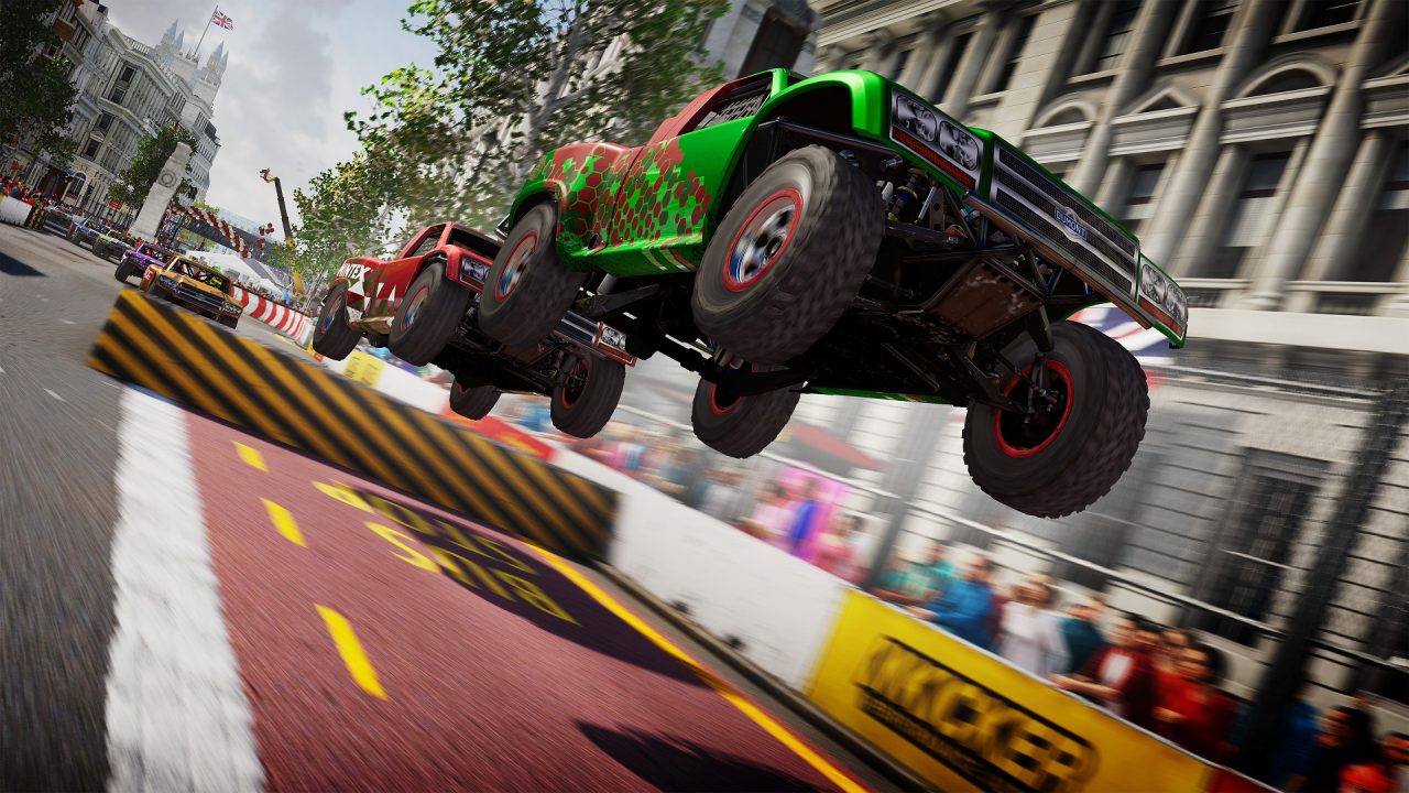 Platino di GRID Legends: due Stadium Truck saltano su una rampa