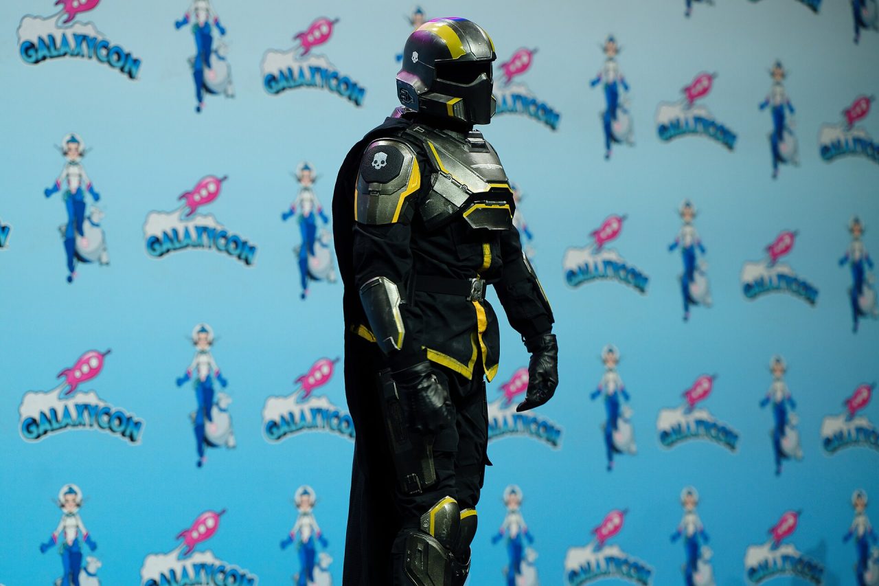 Cosplay di un Helldiver in armatura, come quelle di Helldivers 2 Liberty Day