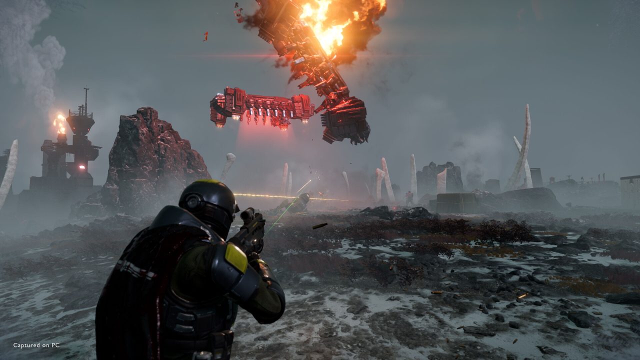 Platino di Helldivers 2: un Helldiver fa fuoco contro una nave degli Automaton