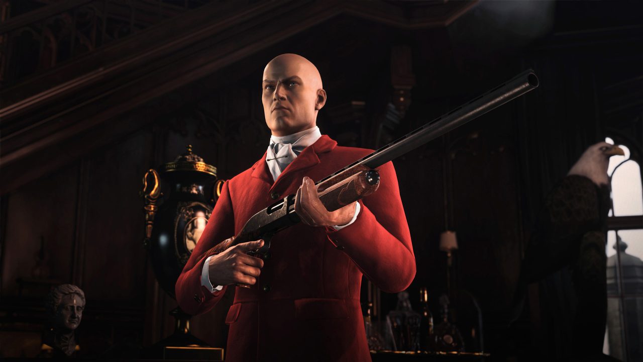 Hitman 3 trofei: l'Agente 47 in giacca rossa impugna un fucile a pompa