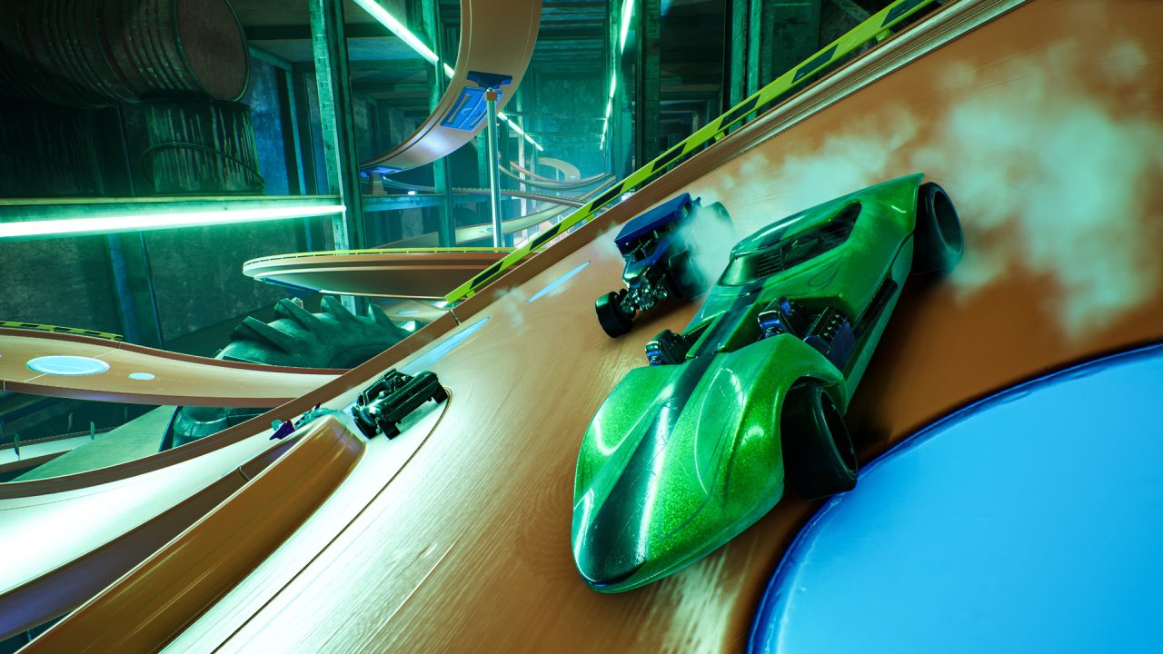 Platino di Hot Wheels Unleashed: due auto in corsa su una pista arancione con fumo e luci verdi