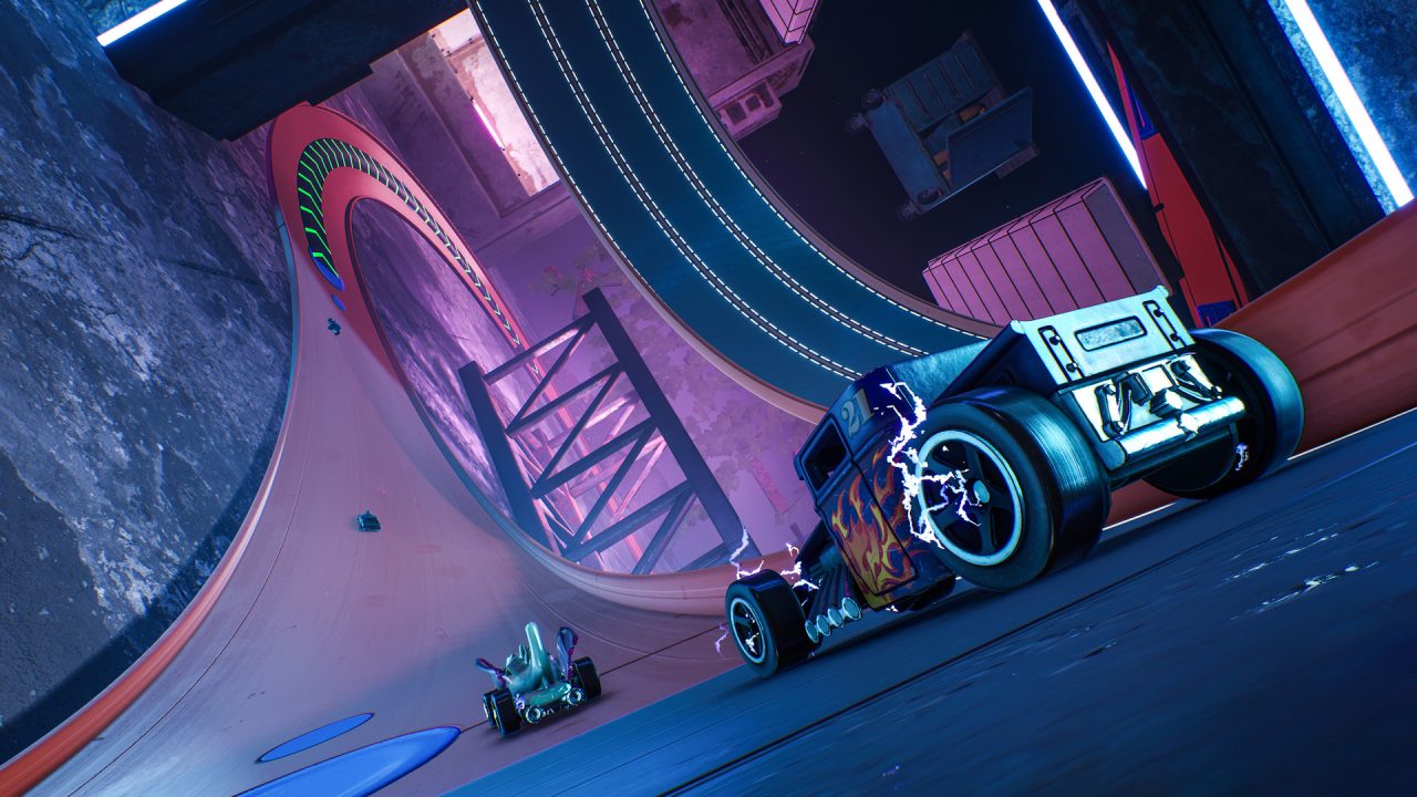 Hot Wheels Unleashed trofei: un'auto in derapata su una pista inclinata illuminata da luci blu