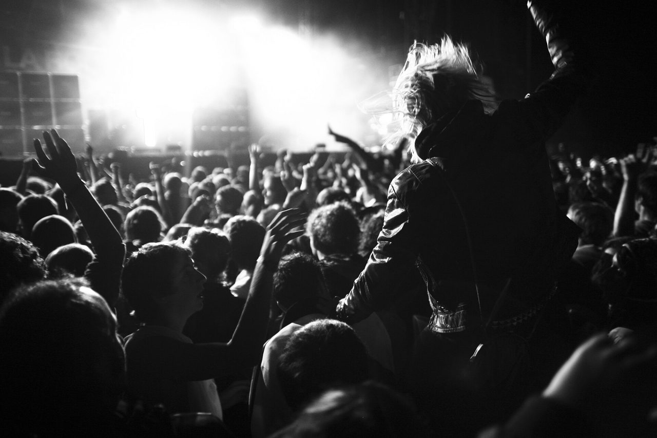Colonna sonora GTA 6: il pubblico di un concerto di musica elettronica