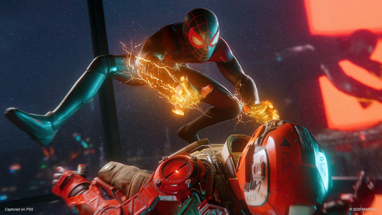 Platino di Spider-Man Miles Morales: Miles colpisce un nemico con un attacco venom