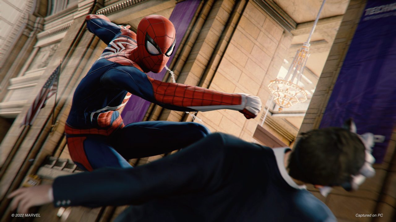 Spider-Man Remastered trofei: Spider-Man colpisce un nemico in un atrio elegante