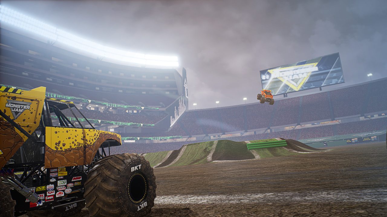 Monster Jam Steel Titans trofei: un monster truck giallo in uno stadio con rampe di terra