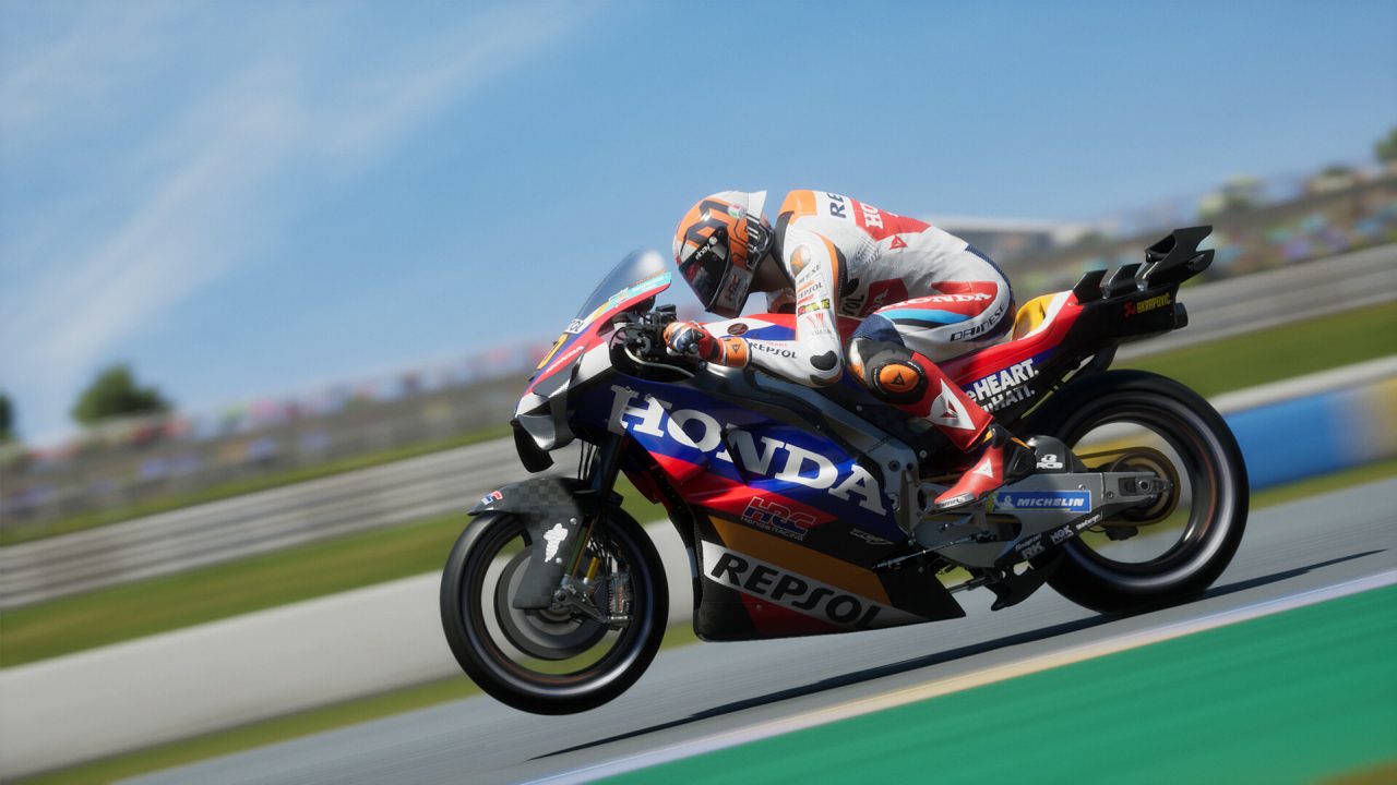 MotoGP24 trofei: una Honda in impennata sul rettilineo