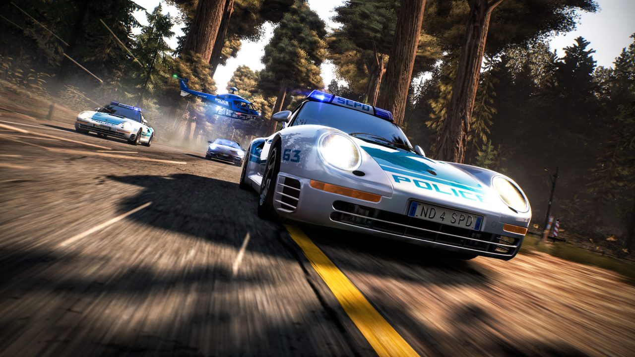 Platino di Need for Speed Hot Pursuit Remastered: una pattuglia e un elicottero inseguono su una strada tra gli alberi