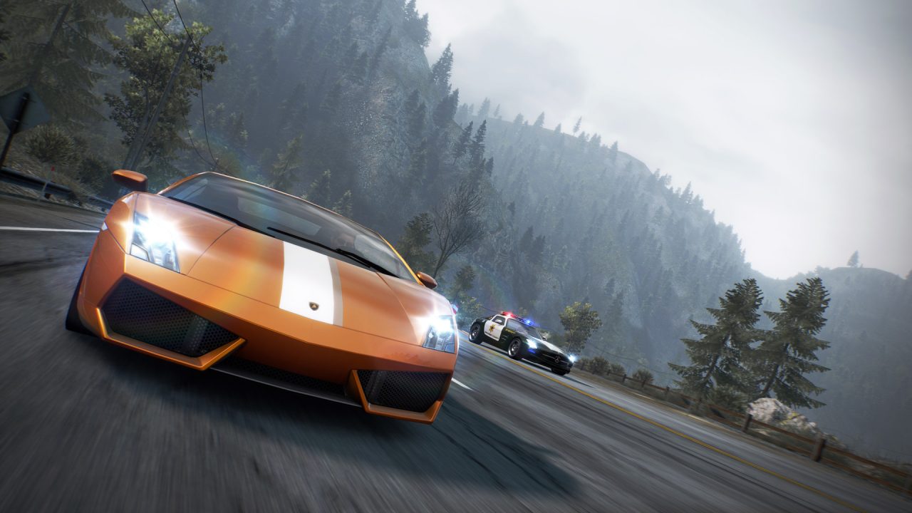 Need for Speed Hot Pursuit Remastered trofei: una sportiva arancione tra i pini con una volante alle spalle