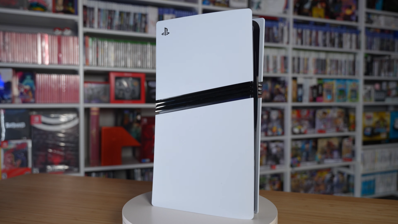 La console PS5 Pro in posizione verticale