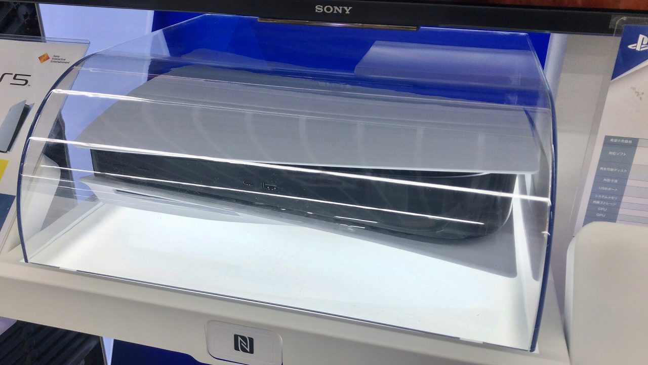 Console PS5 esposta in un negozio, sconti Planet of the Deals