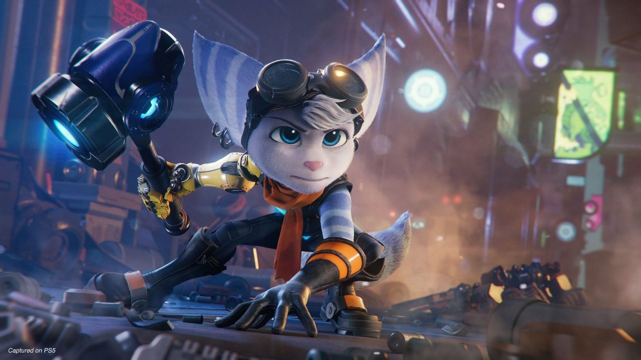 Platino di Ratchet & Clank Rift Apart: Rivet con il suo martello in una città al neon