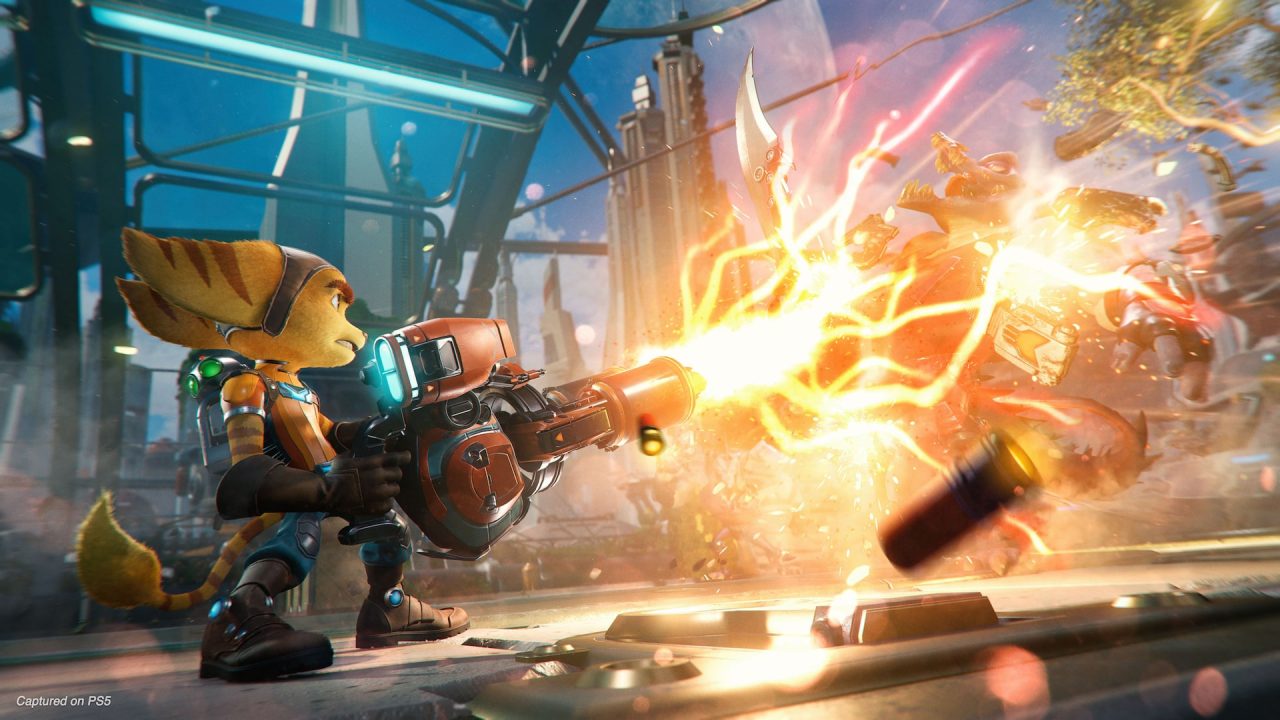 Ratchet & Clank Rift Apart trofei: Ratchet spara con un'arma esplosiva in una città futuristica
