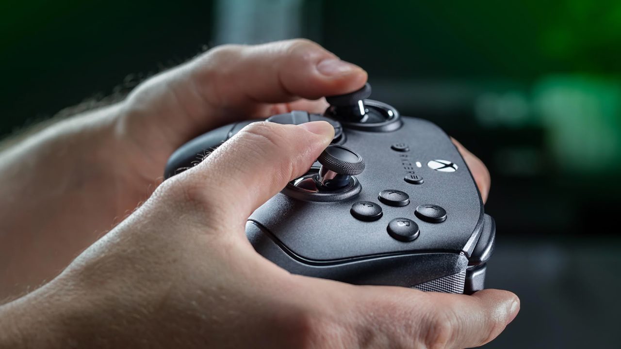 Un giocatore impugna il Razer Wolverine V4 Pro