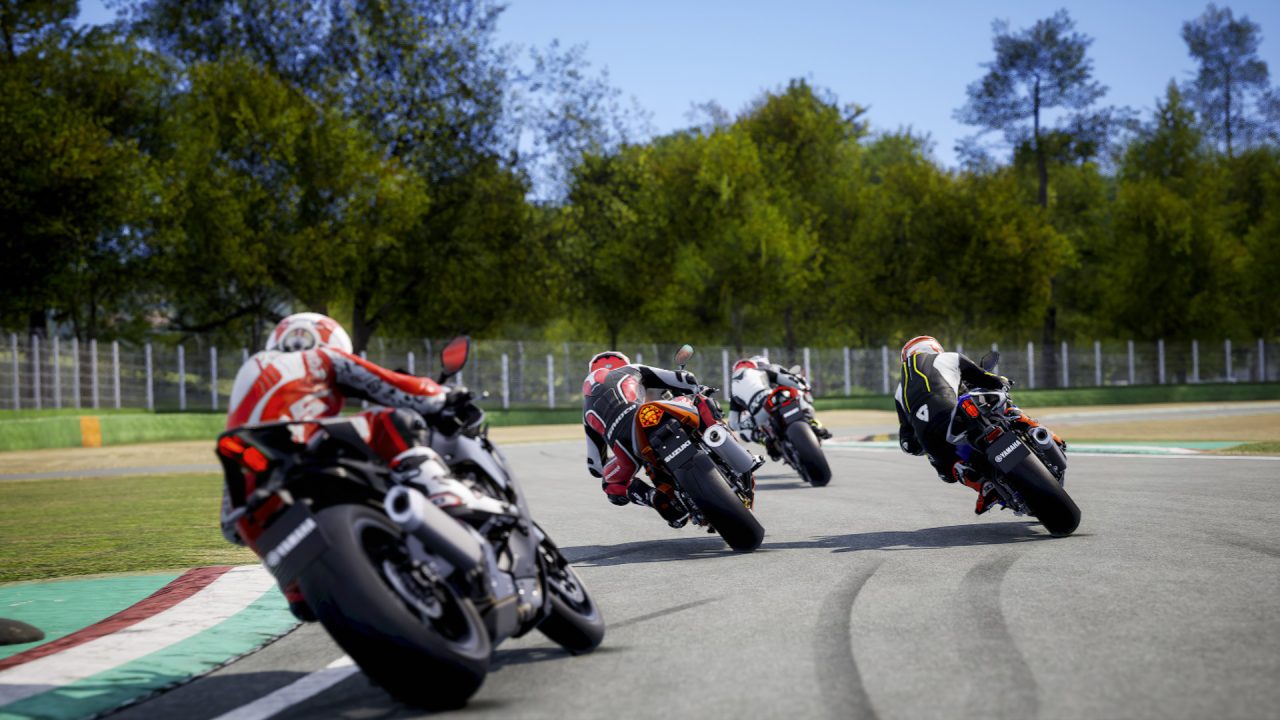Platino di Ride 4: un gruppo di piloti in piega su un circuito all'aperto