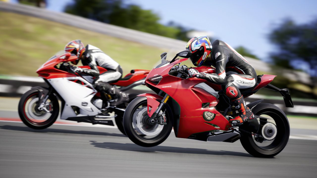 Ride 4 trofei: due moto sportive, una rossa e una bianca e rossa, in pista