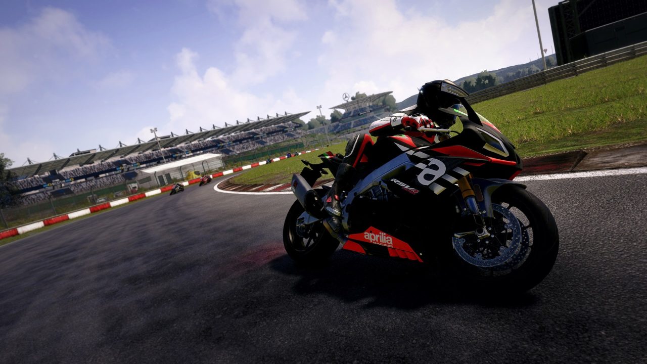 Platino di RiMS Racing: una moto nera in curva su un tracciato con cielo nuvoloso