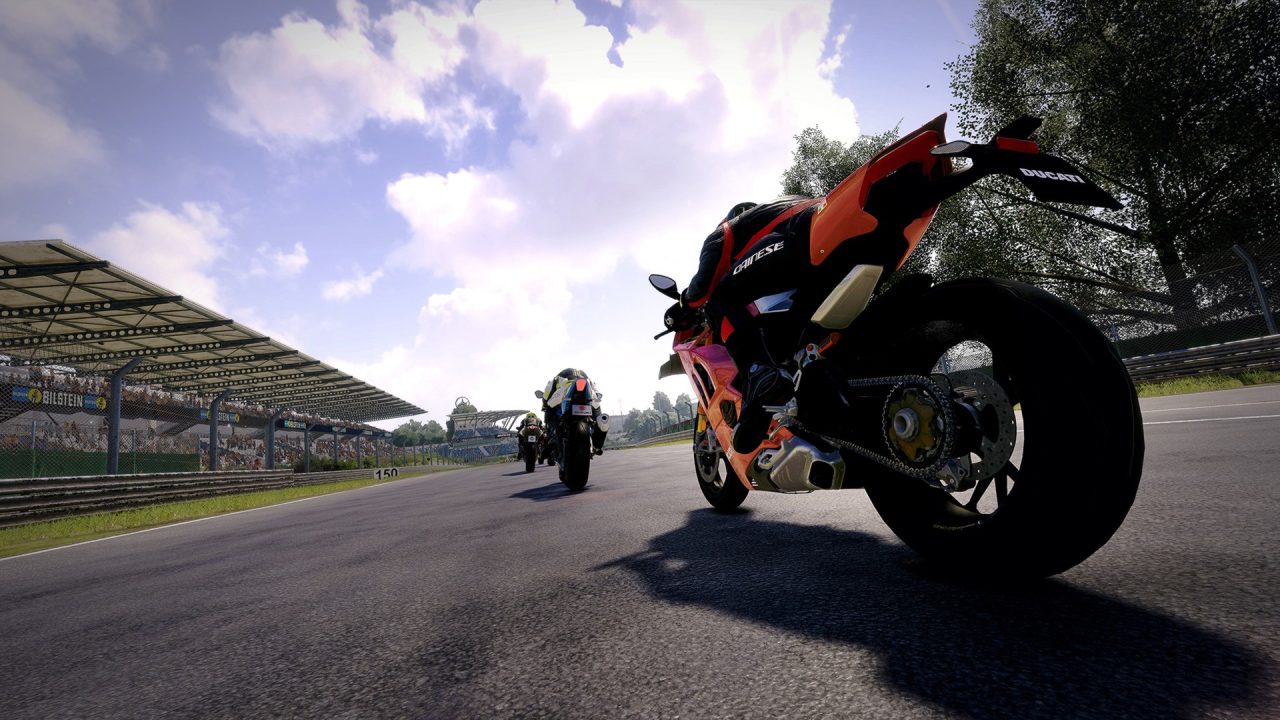 RiMS Racing trofei: una moto sportiva rossa in pista davanti alle tribune