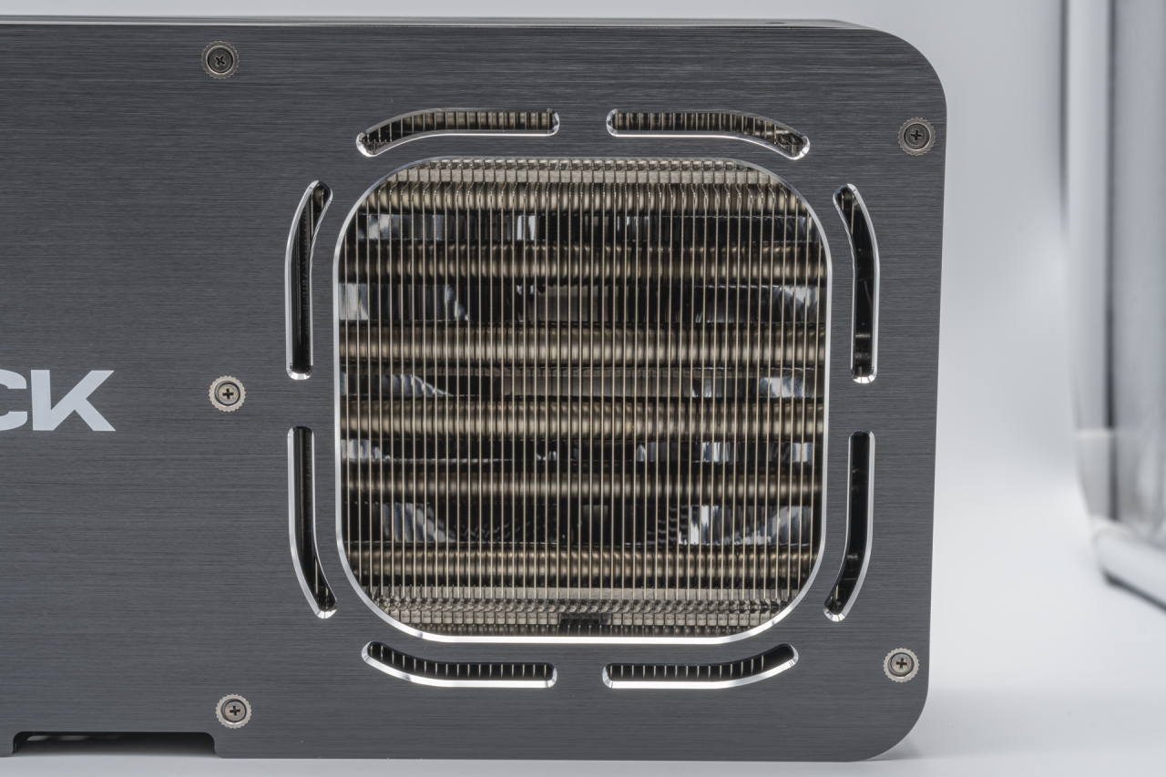 RTX 5090: dettaglio del dissipatore lamellare di una GeForce RTX 5090