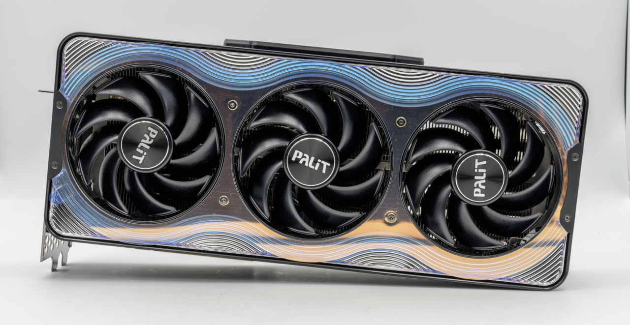 Scheda grafica GeForce RTX con tre ventole, per il rumor sulla RTX 6060 nel 2029