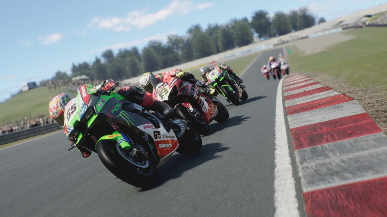 Platino di SBK 22: gruppo di moto in piega su un rettilineo di circuito