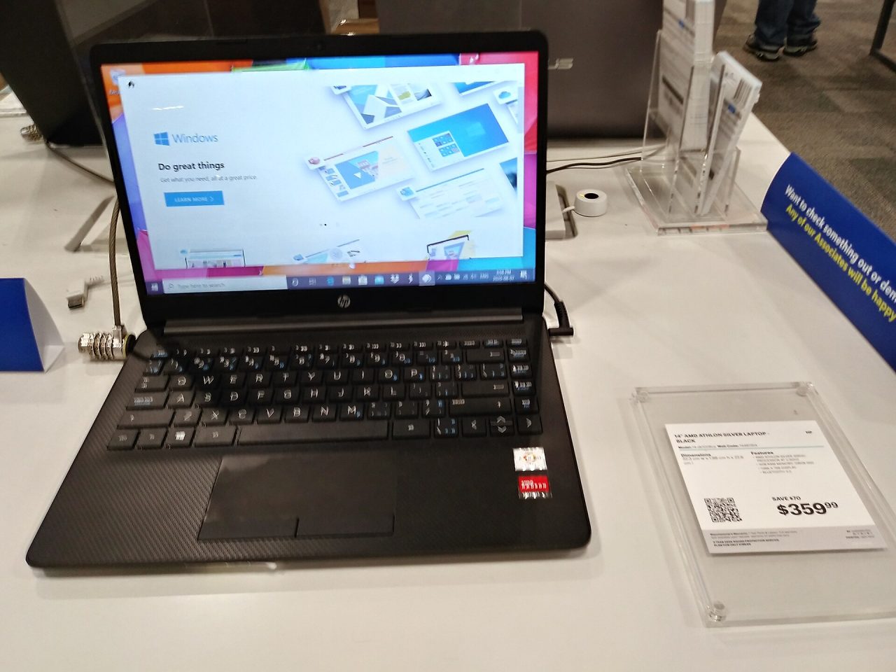 Spedizioni PC, un notebook HP esposto in negozio