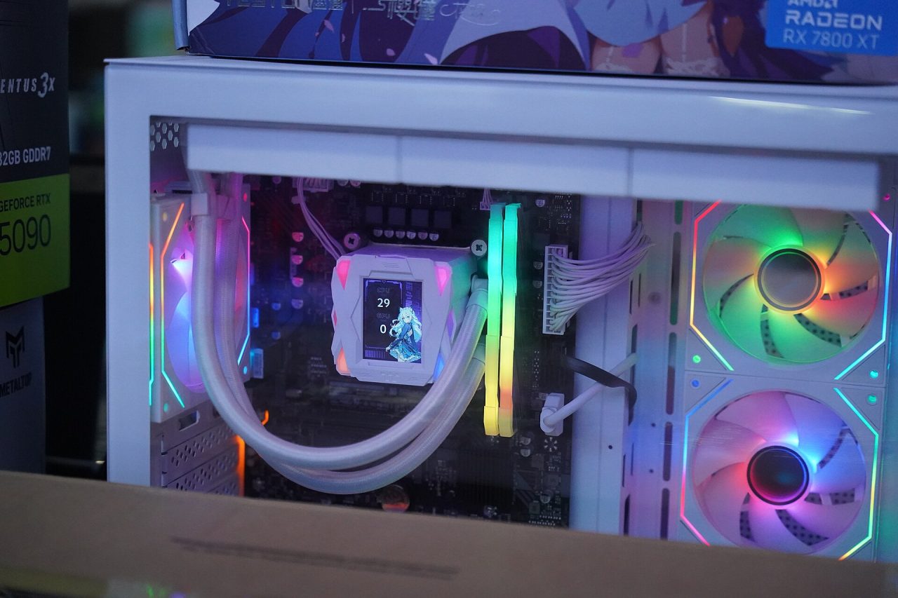 PC da gaming con illuminazione RGB per provare le demo dello Steam Next Fest