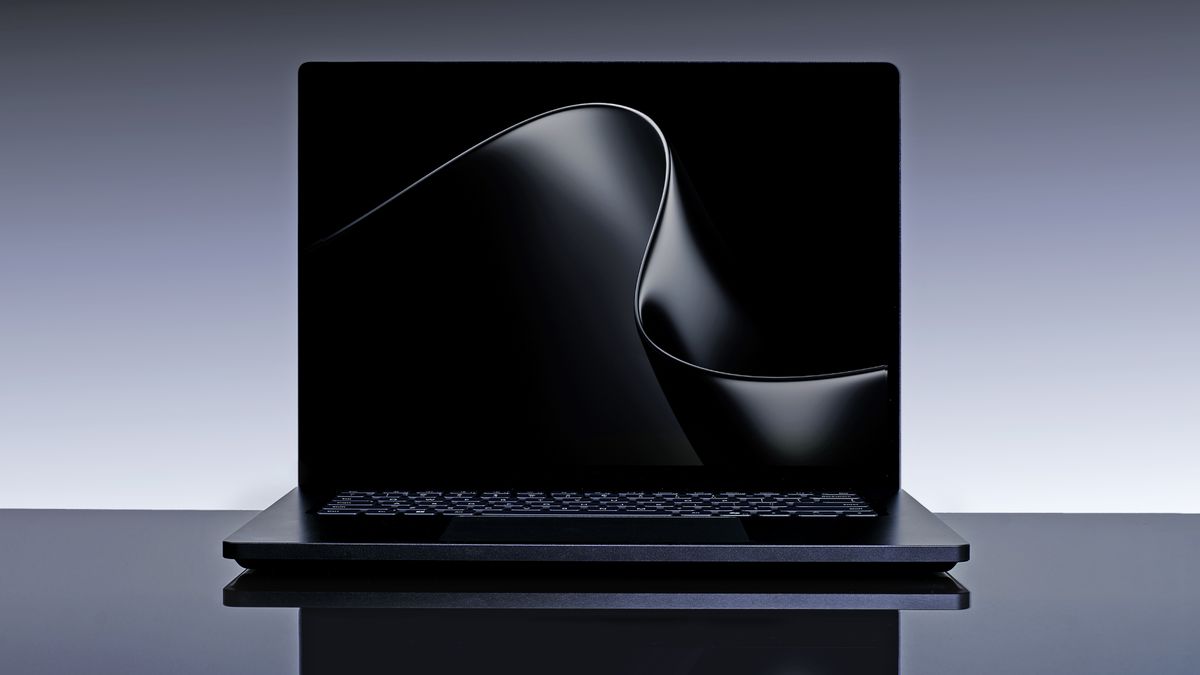 Surface Laptop Ultra visto di fronte con lo schermo mini-LED da 15 pollici