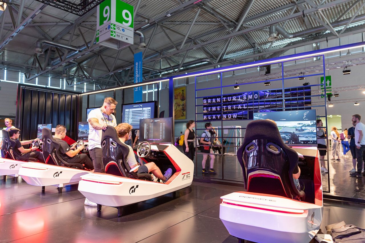 Postazioni di simulazione di Gran Turismo 7, il gioco del volante Thrustmaster T-GT III