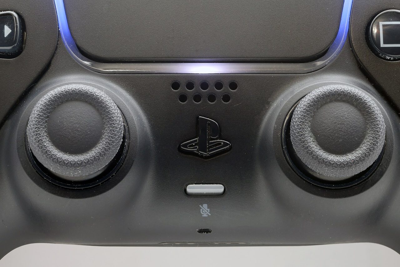 Dettaglio degli stick del DualSense di PS5 per Where Winds Meet