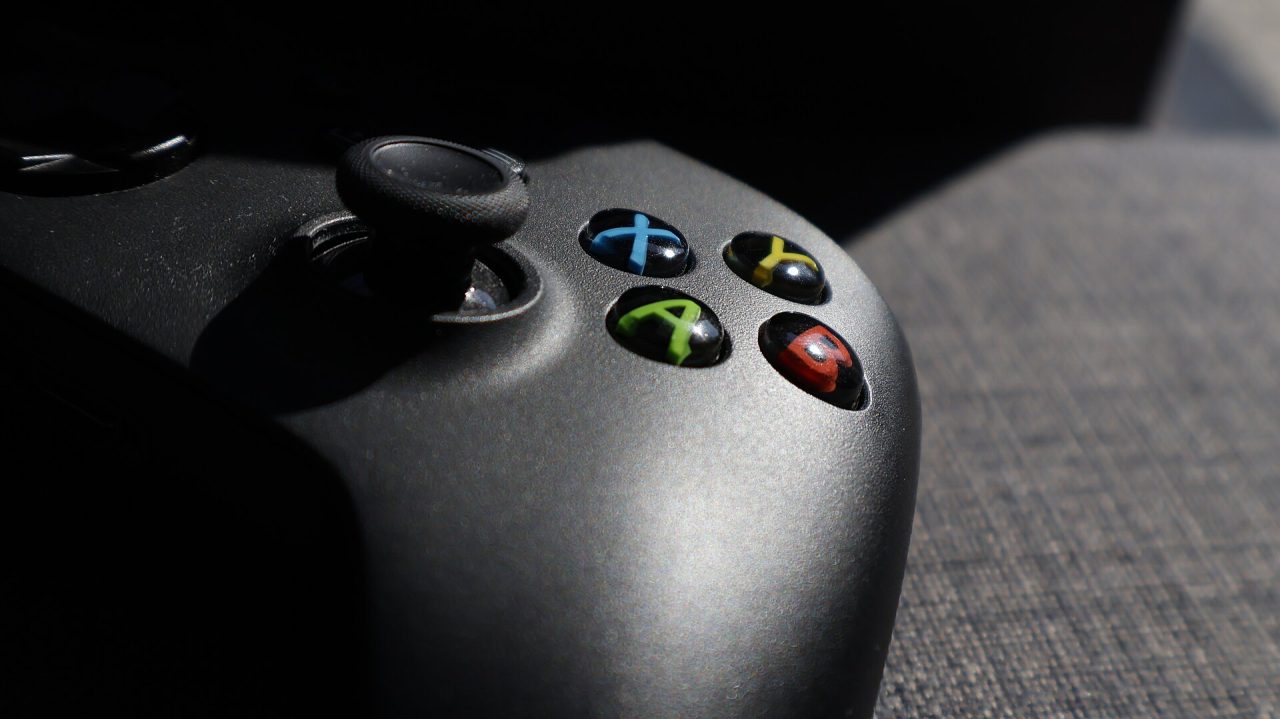 Dettaglio di un controller Xbox nero, abbonamento Game Pass componibile